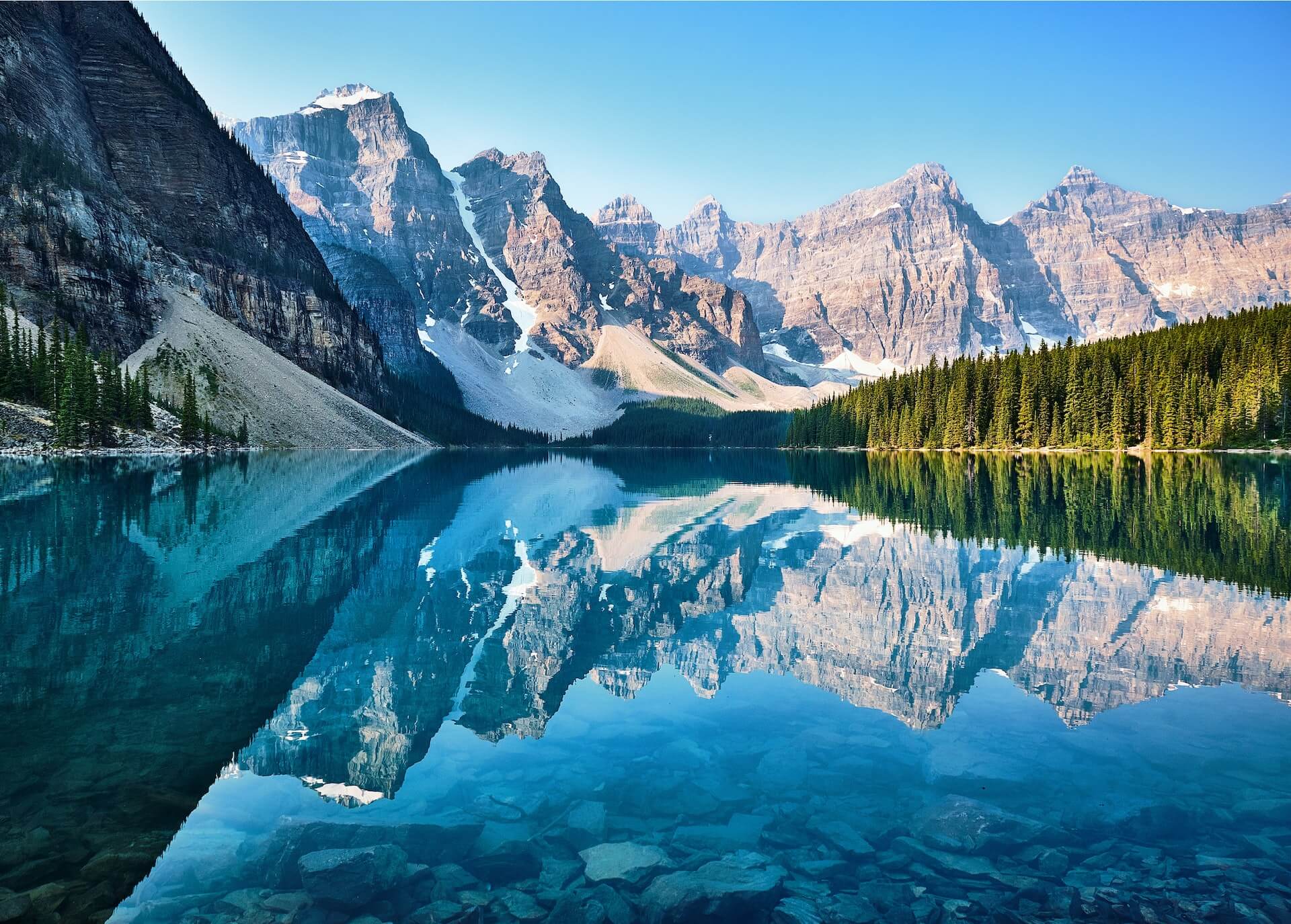 Canada lake and a mountain range